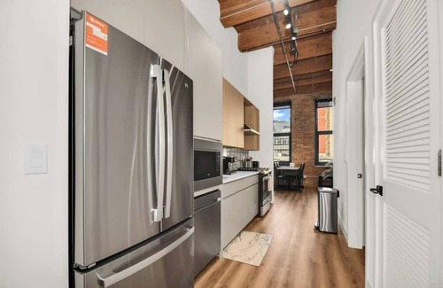Near North Side Apartment | River North | Rooftop With In & Out Parking | 1