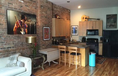 Near North Side Apartment | River North's Rock N' Roll - In The Heart of the City