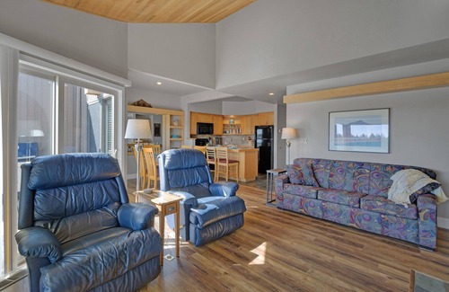 Redmond Condo | River Runs Through, Overlooks Deschutes River, Dog Friendly, Hot Tub