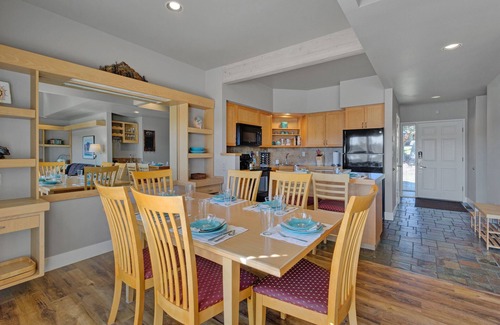 Redmond Condo | River Runs Through, Overlooks Deschutes River, Dog Friendly, Hot Tub