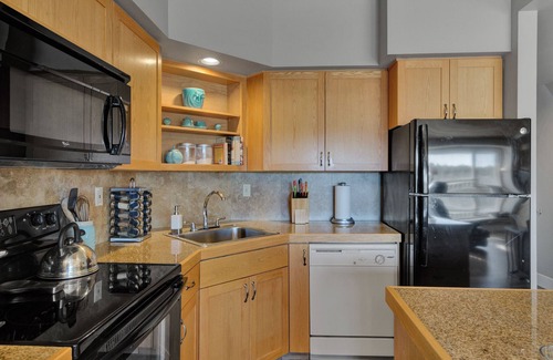 Redmond Condo | River Runs Through, Overlooks Deschutes River, Dog Friendly, Hot Tub
