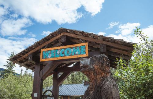 Blue River House | River Safari Bear Den