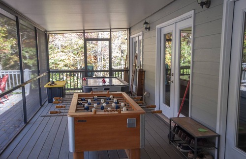 Blairsville Cabin | River Side Retreat Beautiful 4 Bedroom on the Nottely River in Blairsville GA