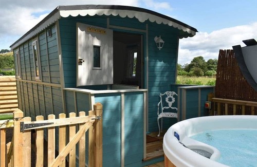 Llanfair Caereinion Cottage | River View 3 is a 2 berth unit in the style of a very pretty gypsy hut.