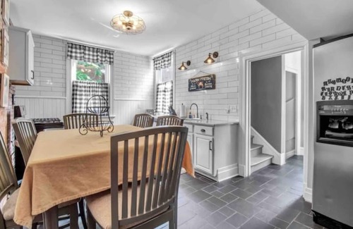 Downtown Niagara Falls House | RIVER VIEWS @ ASHWOOD, WALK TO FALLS, USA-2500SF