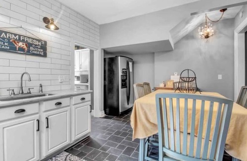Downtown Niagara Falls House | RIVER VIEWS @ ASHWOOD, WALK TO FALLS, USA-2500SF