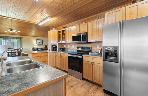 Eureka Springs House | River Views, Hot Tub, Sleeps 10!