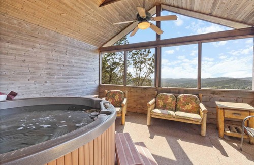 Eureka Springs House | River Views, Hot Tub, Sleeps 10!