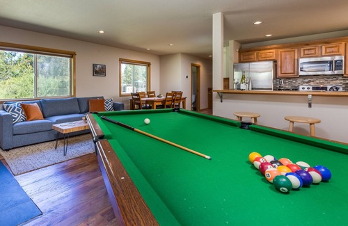 Three Rivers House | RiverBend House - near Sunriver & Mt Bachelor, community dock & pool, pool table