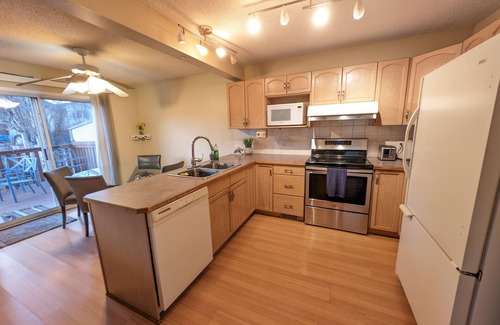 Southeast Calgary House | Riverbend Retreat: Spacious Haven