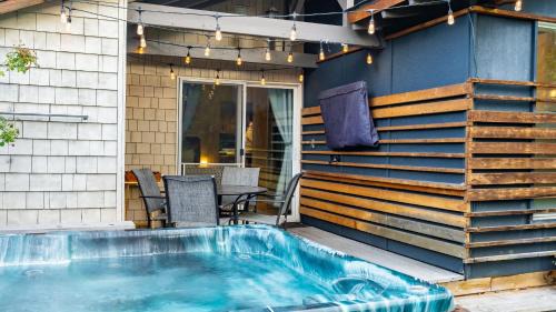 Old Bend House | Riverfront Bend by AvantStay Private Dock Large Yard w Views Hot Tub
