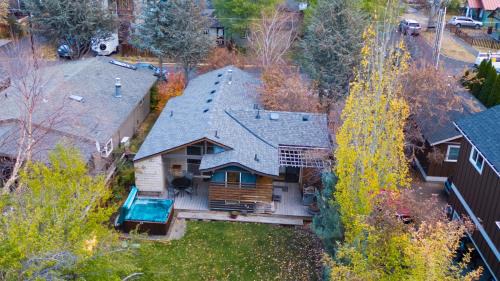 Old Bend House | Riverfront Bend by AvantStay Private Dock Large Yard w Views Hot Tub
