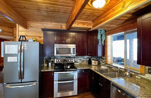 Leavenworth House | Riverfront Cabin w/Hot Tub & Large Deck ft Away from the River!