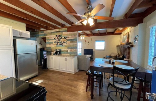 Surry Cottage | Riverfront Cottage w/Private Beach Near Wmsburg