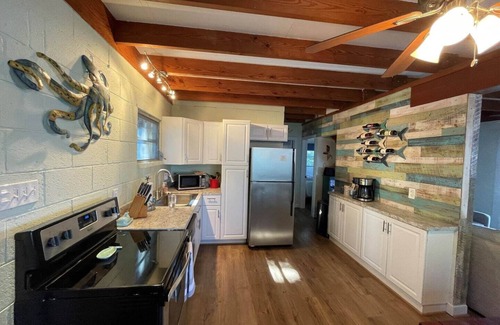Surry Cottage | Riverfront Cottage w/Private Beach Near Wmsburg