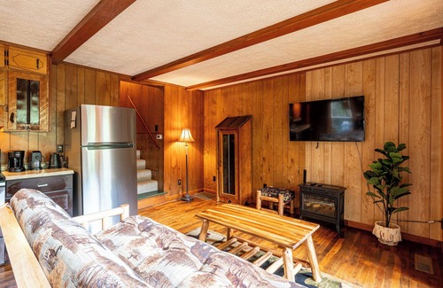 Blue Ridge Cabin | Riverfront Hot Tub Convenient Location