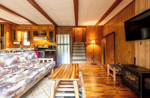 Blue Ridge Cabin | Riverfront Hot Tub Convenient Location