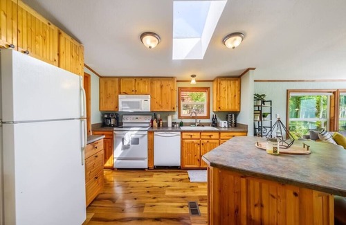 Gold Bar House | Riverfront Paradise w/Hot Tub-Little River House