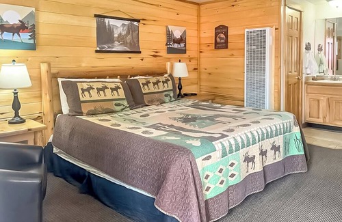 Estes Park Hotel | Riverfront Pool Motel, Views HK
