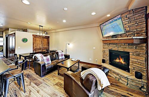 Silverthorne Apartment | Riverfront Retreat