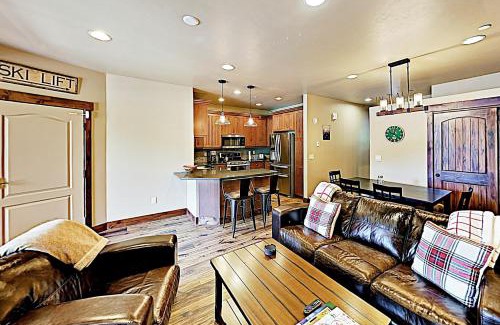 Silverthorne Apartment | Riverfront Retreat