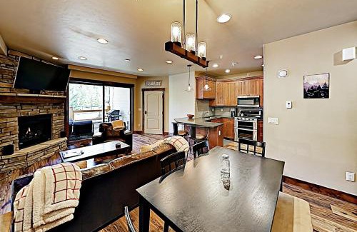 Silverthorne Apartment | Riverfront Retreat