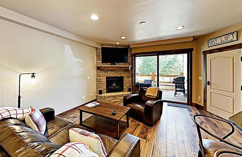 Silverthorne Apartment | Riverfront Retreat