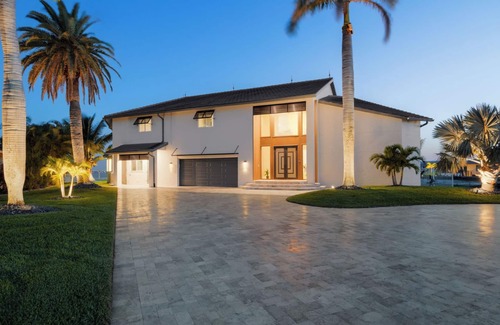 Caloosahatchee House | Riverfront Riviera Outdoor TV's/Hotub/Tanning Deck