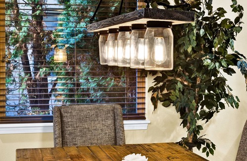 Vernon House | RiverRun Retreat with hot tub near Downtown Boise