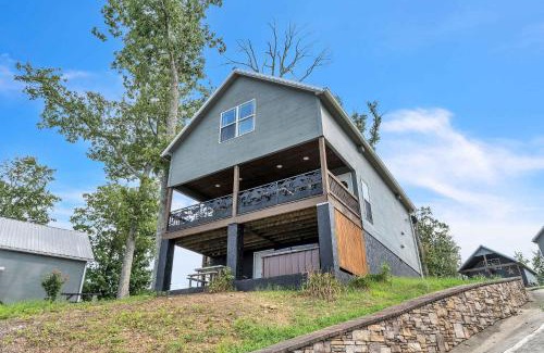 Bryant House | Rivers Ledge Cabin with breathtaking views hot tub & indoor pool