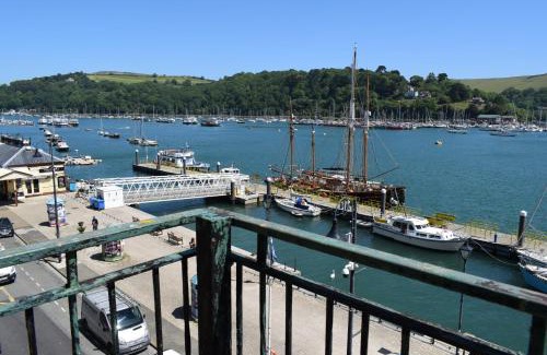 Dartmouth Apartment | Riverside 3