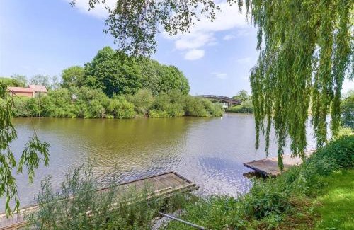 Upton upon Severn House | Riverside Cottage with balcony and fishing jetty