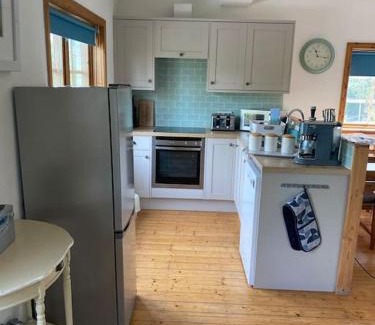 Upton upon Severn House | Riverside Cottage with balcony and fishing jetty