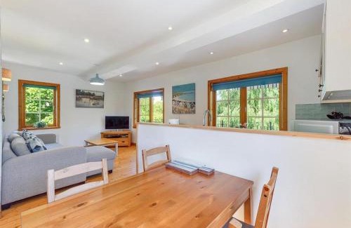 Upton upon Severn House | Riverside Cottage with balcony and fishing jetty