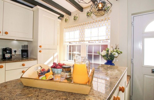 Shrewsbury Cottage | RIVERSIDE COTTAGE, with a garden in Shrewsbury