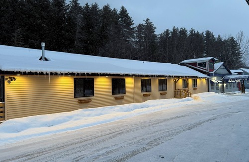 West Dover House | Riverside Home on Route 100 on Moover Bus Stop-3 Miles From Mount Snow