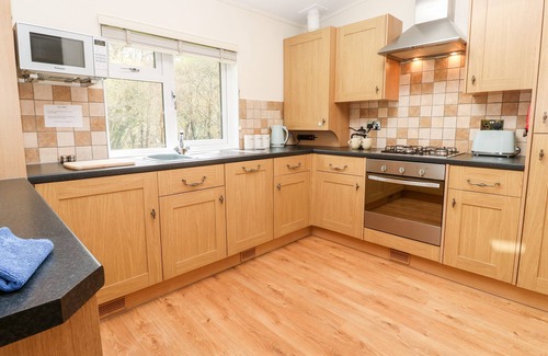 Mount Cottage | RIVERSIDE LODGE, family friendly, with a garden in Bodmin