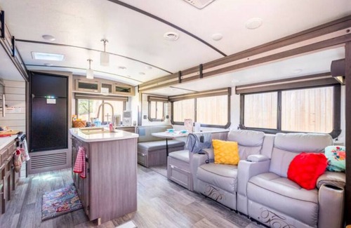 Bastrop House | Riverside Romance/Luxury RV/Starry Skies & S'mores