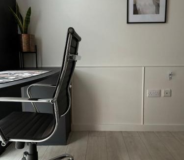 Salford Apartment | Riverside Wharf - Free Parking, Business, Couples & Families