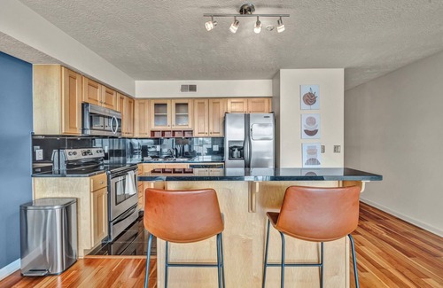 Ohio City Apartment | Riverview Getaway, Free Parking, 24/7 Hour Gym