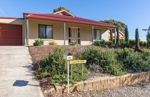 Gawler House | Riverview- Modern 3 Bedroom sleeps 2-8