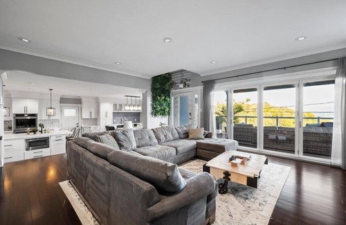 Mount Washington House | Riverview Retreat - Roof Top Deck Overlooking Pittsburgh