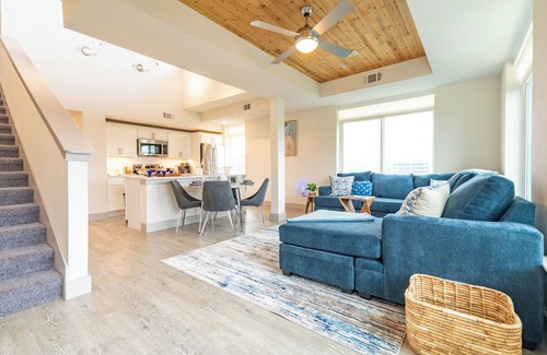Downtown San Antonio Apartment | RiverWalk PentHouse Oasis Free Parking, Pool, Gym, 2 King Bds, Top floor balcony
