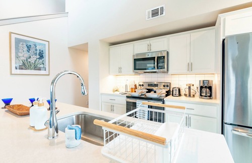 Downtown San Antonio Apartment | RiverWalk PentHouse Oasis Free Parking, Pool, Gym, 2 King Bds, Top floor balcony