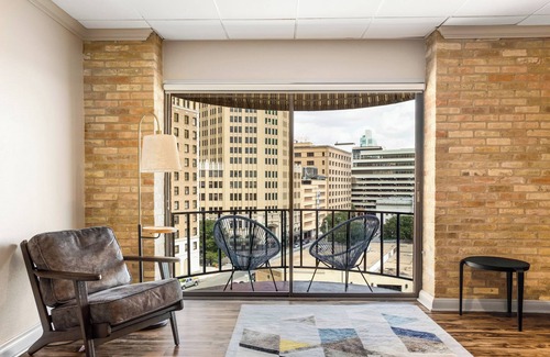 Main - Military Plaza House | RiverWalk Plaza - Junior Suite King