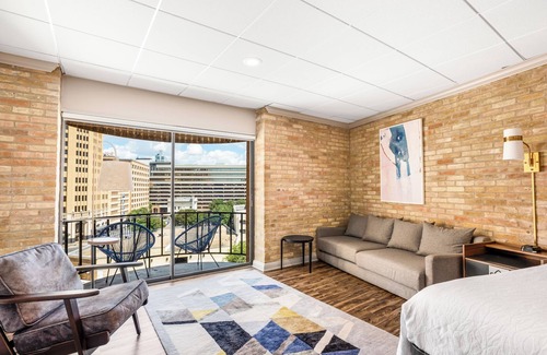 Main - Military Plaza House | RiverWalk Plaza - Junior Suite King