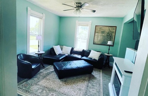Niles House | Riverwalk Retreat on Main. Spacious updated Victorian Home in the heart of Niles