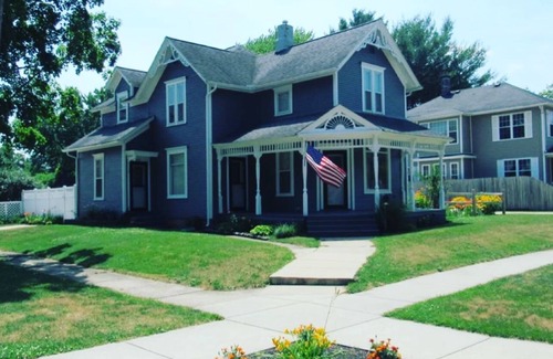 Niles House | Riverwalk Retreat on Main. Spacious updated Victorian Home in the heart of Niles