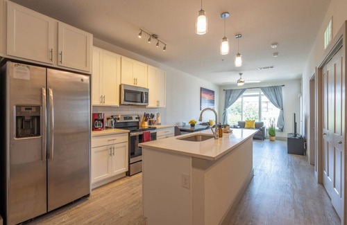 Downtown San Antonio Apartment | RiverWalk Top Floor City View Apt w/King Bed, Infinity Pool, Gym & Free Parking