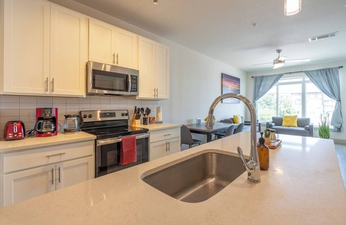 Downtown San Antonio Apartment | RiverWalk Top Floor City View Apt w/King Bed, Infinity Pool, Gym & Free Parking